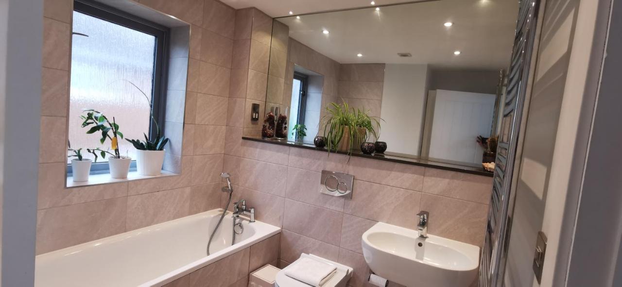 Modern City Centre House With Free Parking Кентърбъри Екстериор снимка