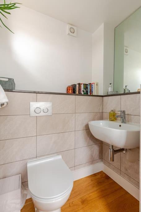 Modern City Centre House With Free Parking Кентърбъри Екстериор снимка