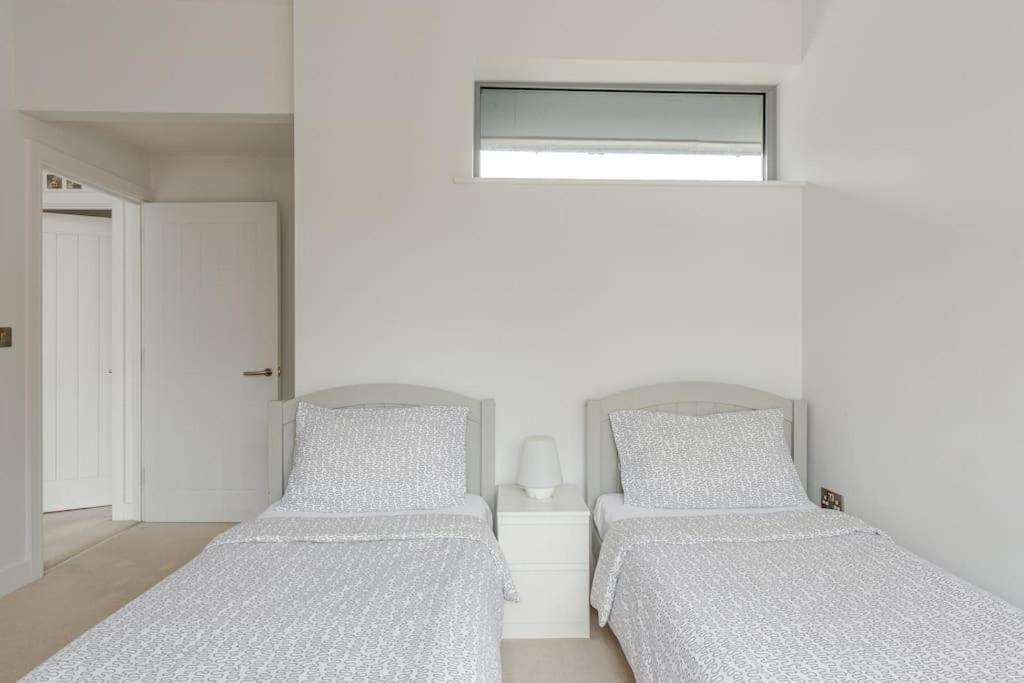 Modern City Centre House With Free Parking Кентърбъри Екстериор снимка