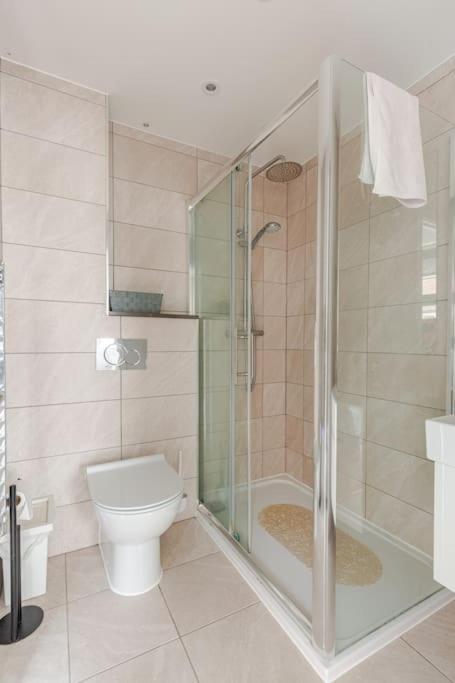 Modern City Centre House With Free Parking Кентърбъри Екстериор снимка