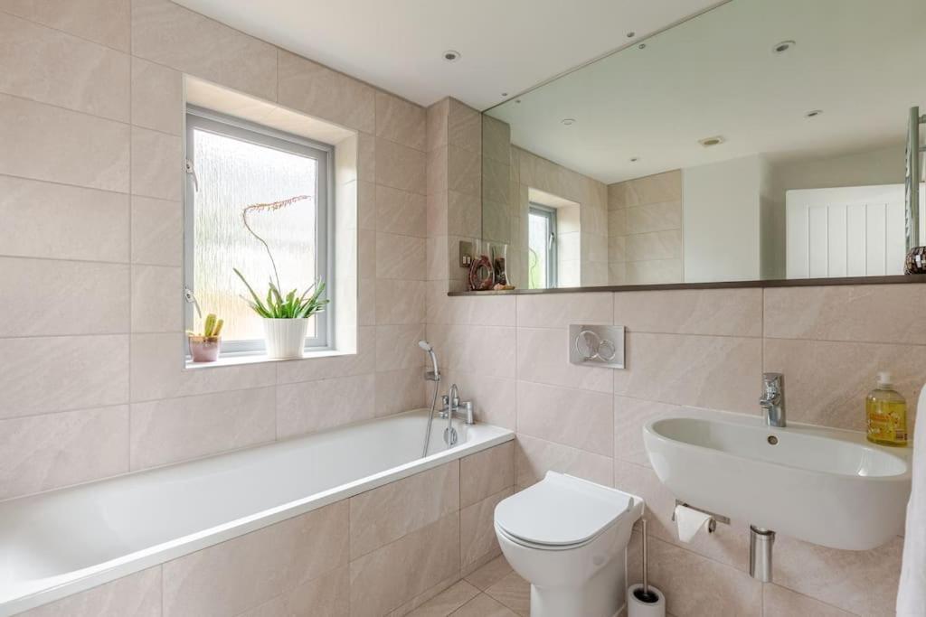 Modern City Centre House With Free Parking Кентърбъри Екстериор снимка