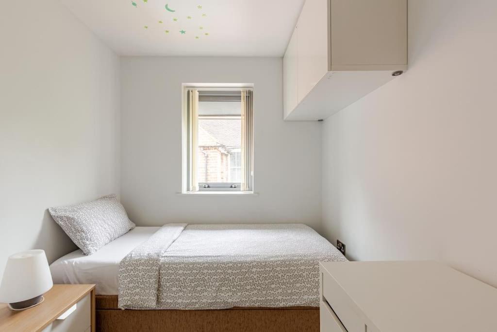 Modern City Centre House With Free Parking Кентърбъри Екстериор снимка