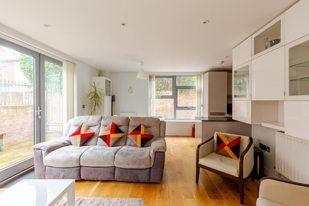 Modern City Centre House With Free Parking Кентърбъри Екстериор снимка