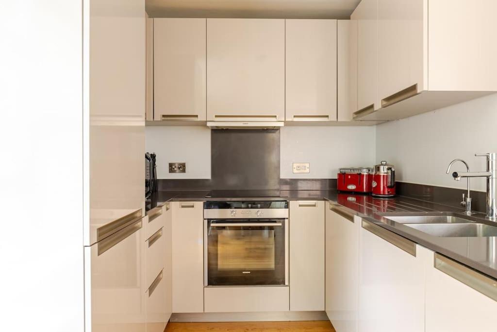 Modern City Centre House With Free Parking Кентърбъри Екстериор снимка