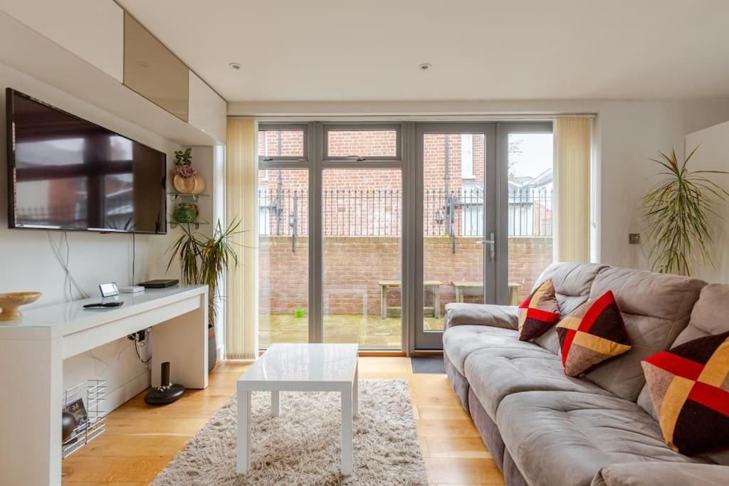 Modern City Centre House With Free Parking Кентърбъри Екстериор снимка